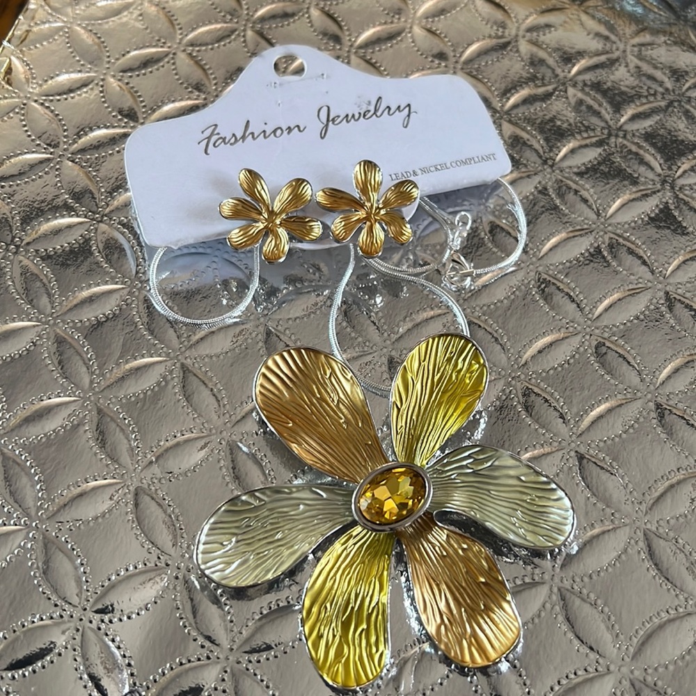 Earrings & necklace set!